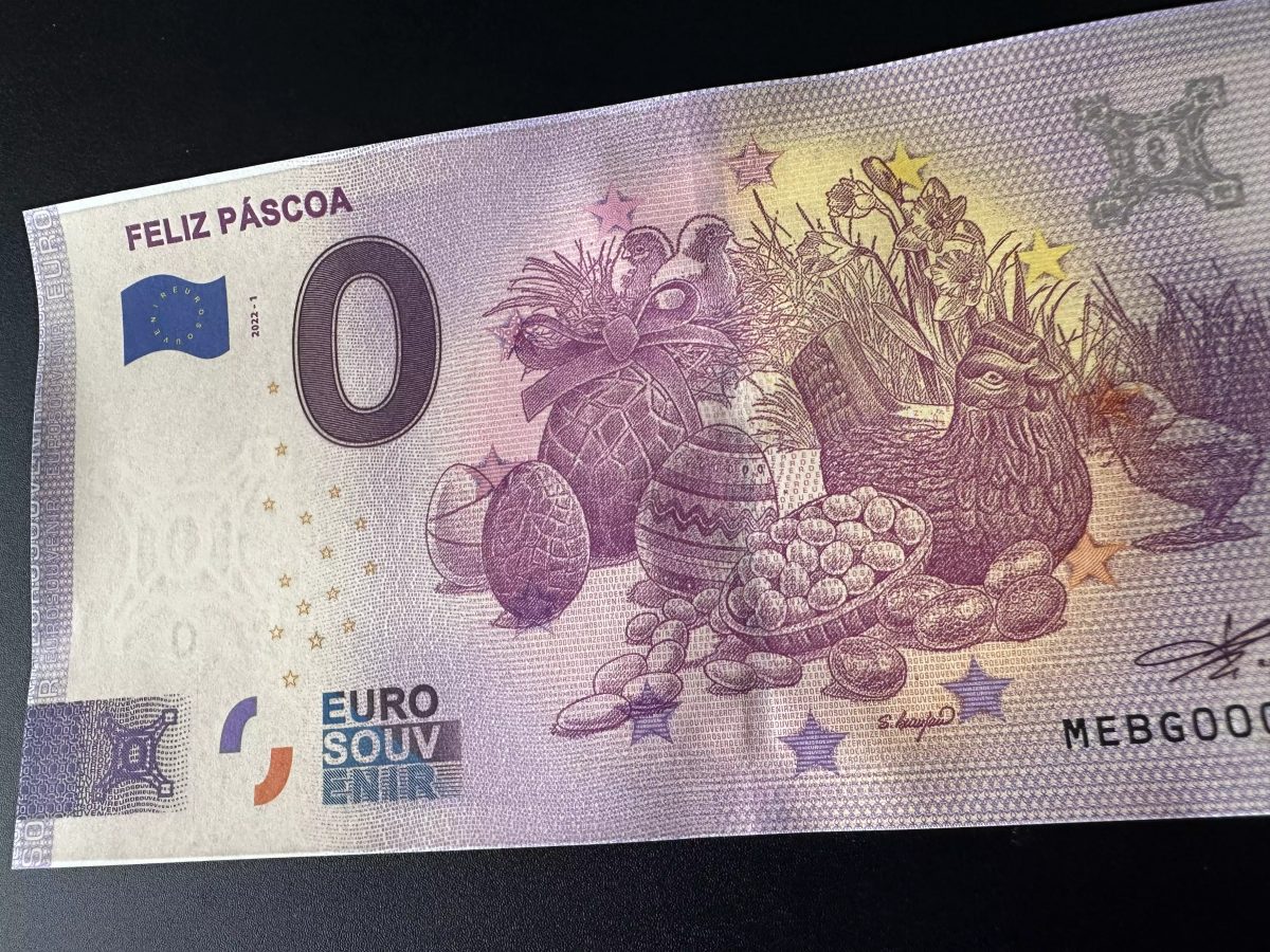 "Feliz Páscoa 2022" com tinta chocolate