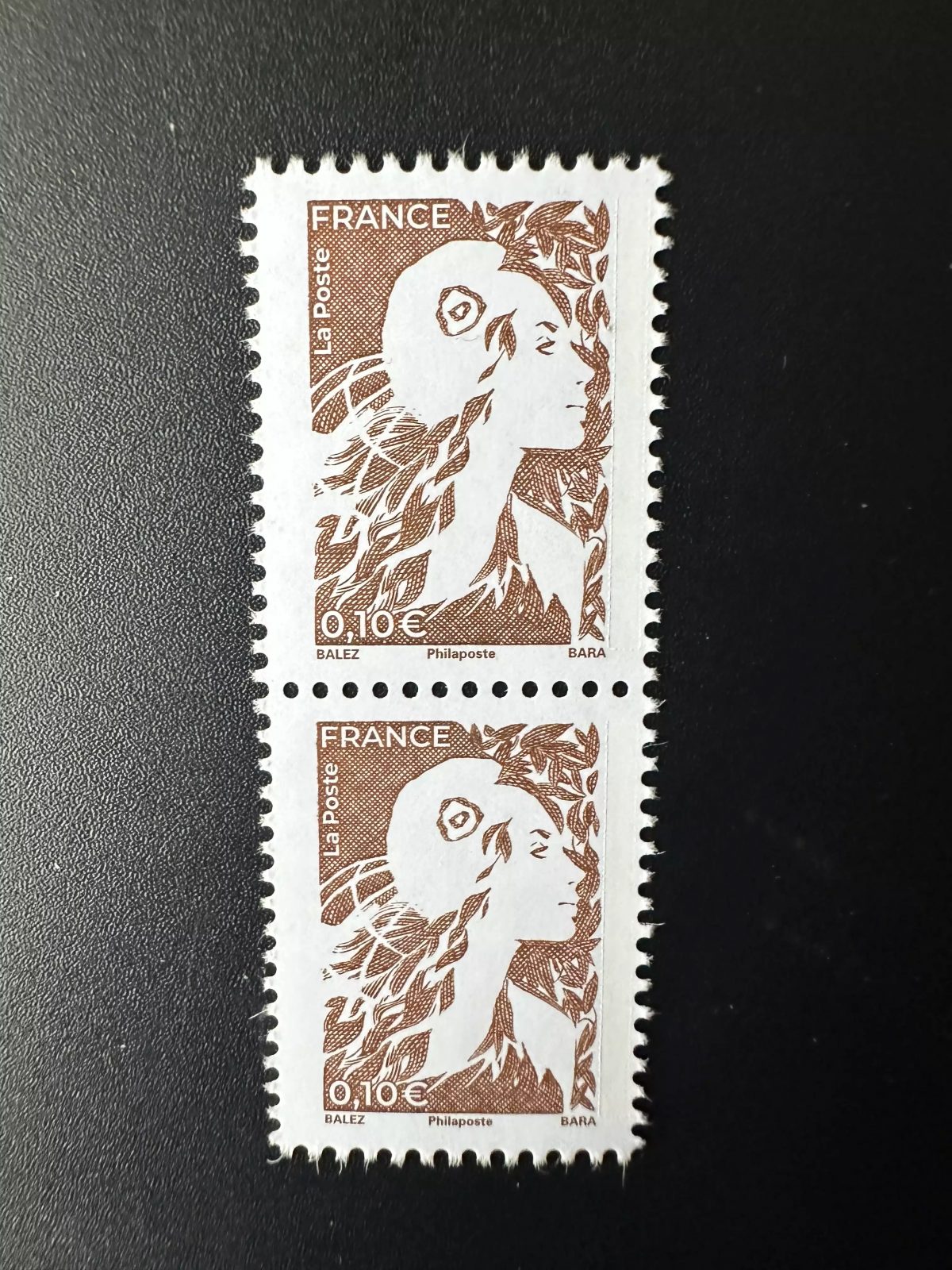 France 2025 pair of vertical board sheet Marianne de l'Avenir 0.10€ gummed
