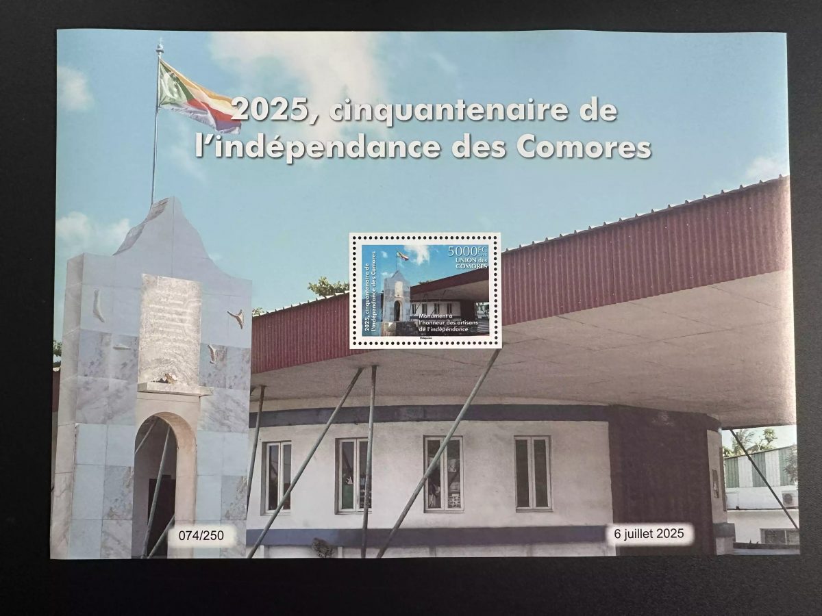 Comores 2025 Mi. Bl. ? Cinquantenaire indépendance monument drapeau 5000F