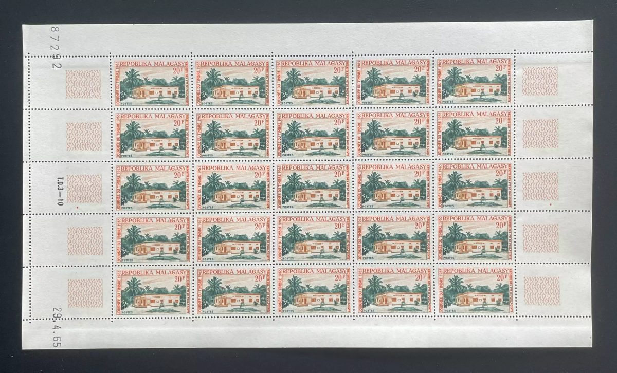 Madagascar 1965 YT 405 planche Journée du timbre bureau de poste palmiers