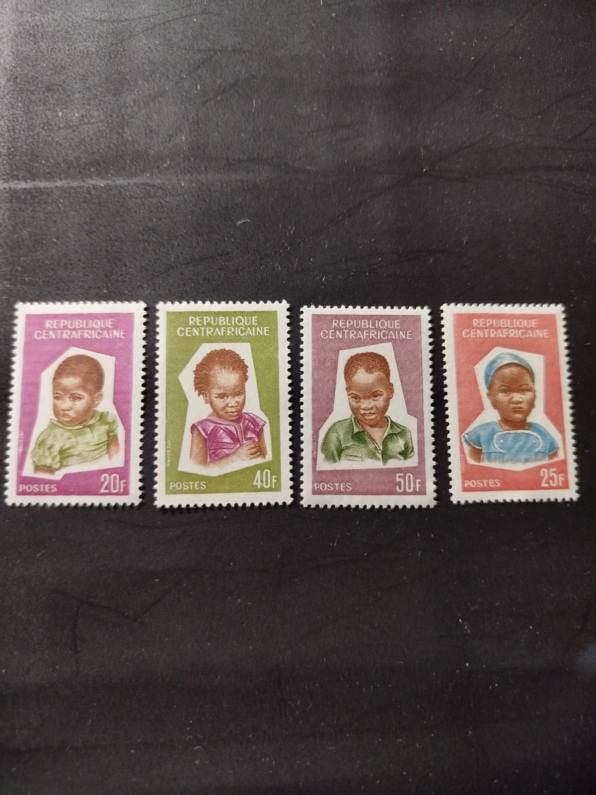 Centrafrique 1964 Mi. 64-67 enfants africains portraits jeunesse