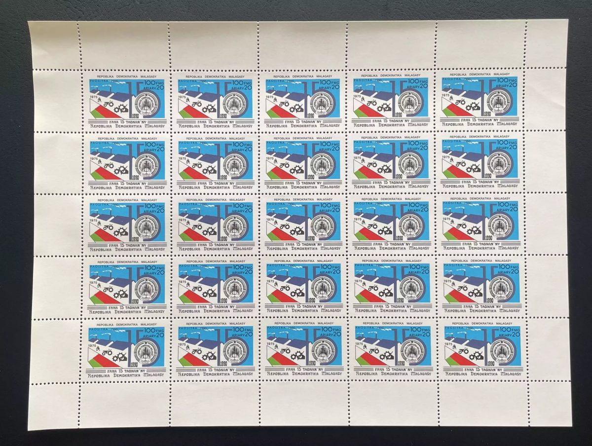 Madagascar 1991 YT 993 planche 15e anniversaire République drapeau