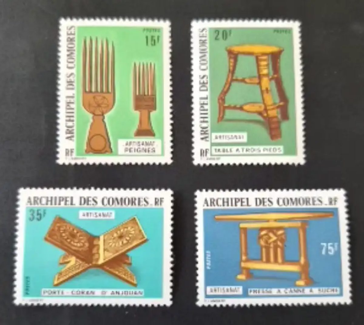 Comores 1974 Mi. 171-174 artisanat peignes porte-Coran presse canne