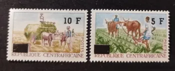Centrafrique AAAA Mi. 103-04 surchargé agriculture boeufs chariot